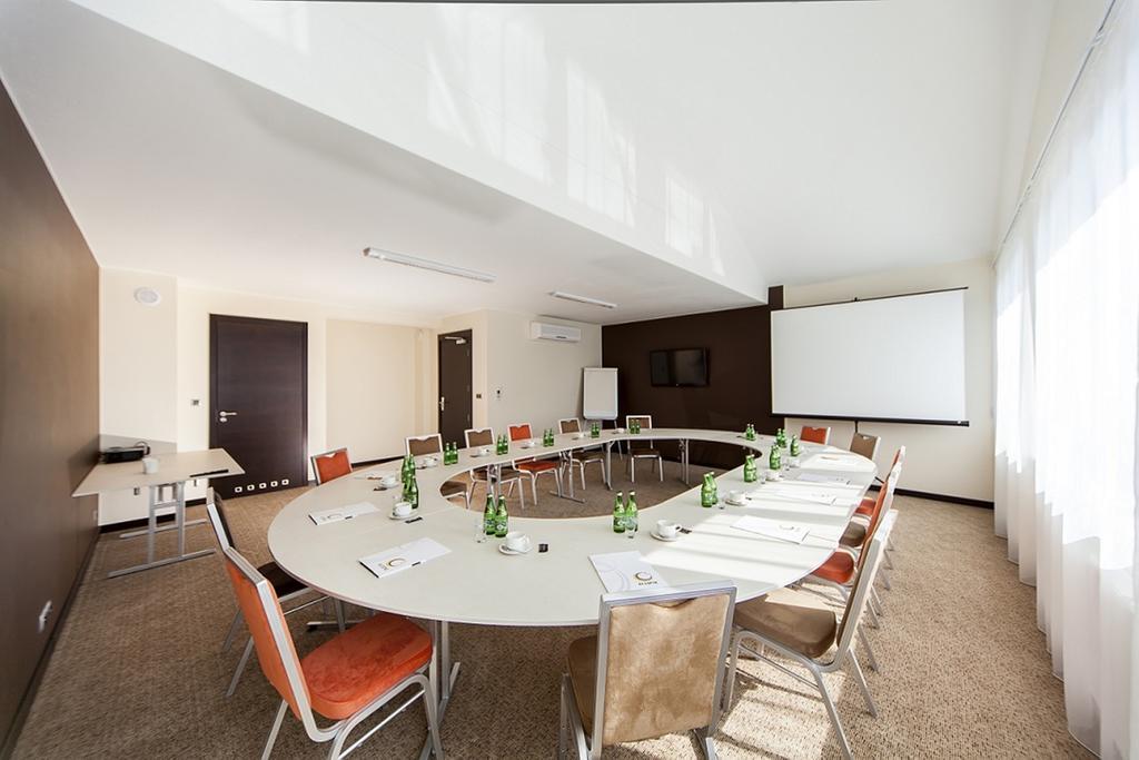 Hotel Eclipse Domasław Extérieur photo