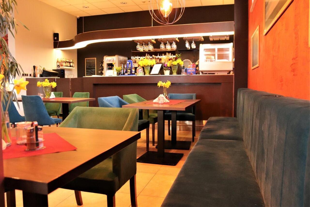 Hotel Eclipse Domasław Extérieur photo