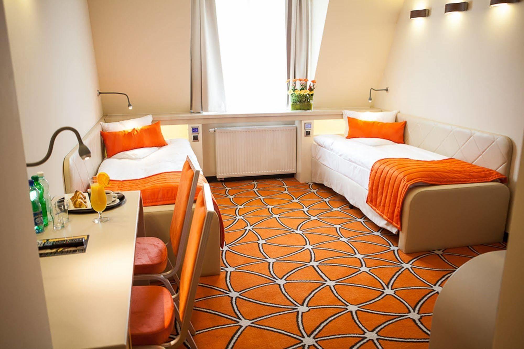 Hotel Eclipse Domasław Extérieur photo