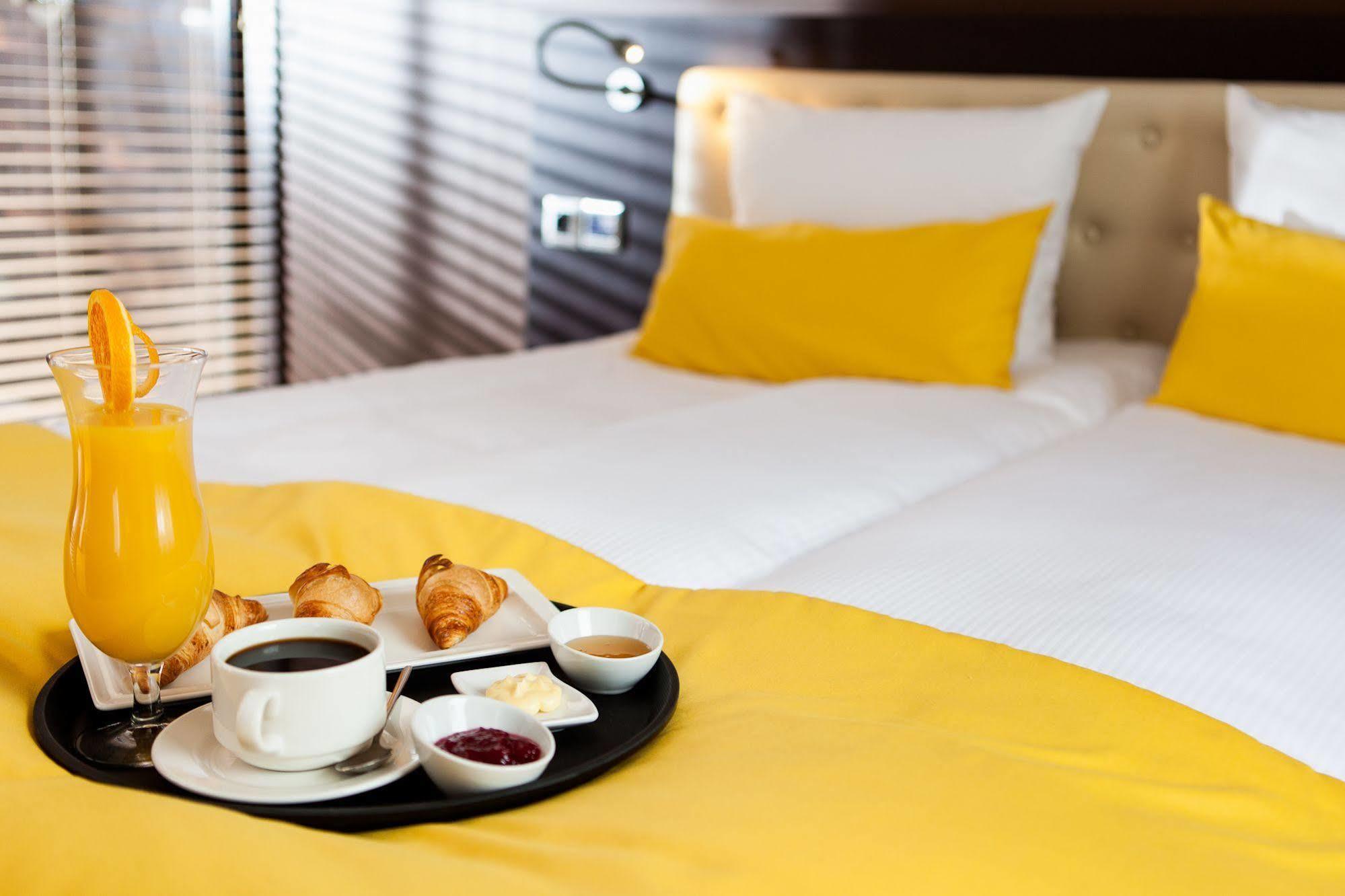Hotel Eclipse Domasław Extérieur photo