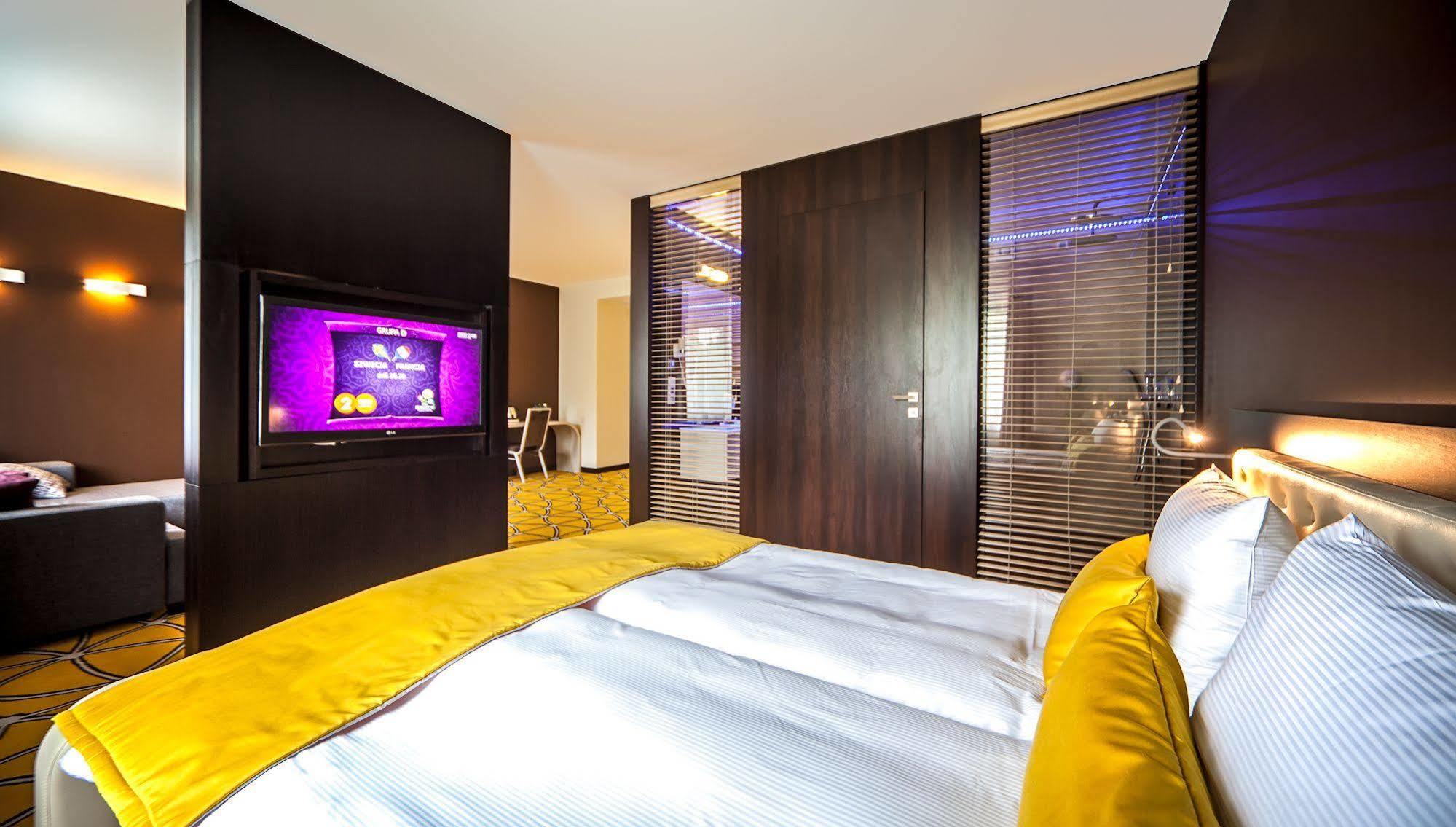 Hotel Eclipse Domasław Extérieur photo